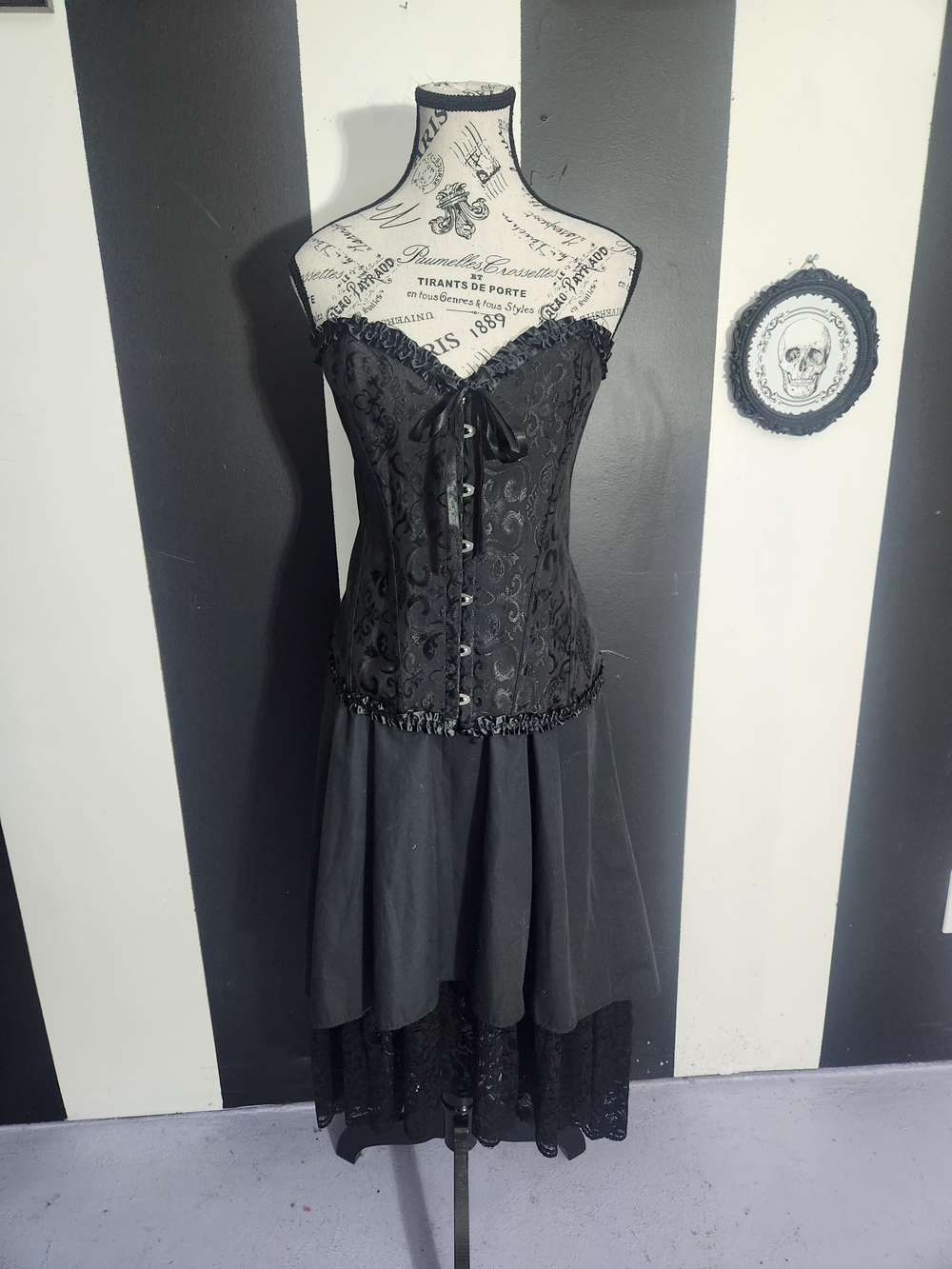 Corset Top Ruffled Edge - Picture 2 of 6